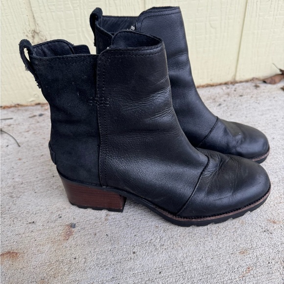 Sorel booties - Picture 1 of 4